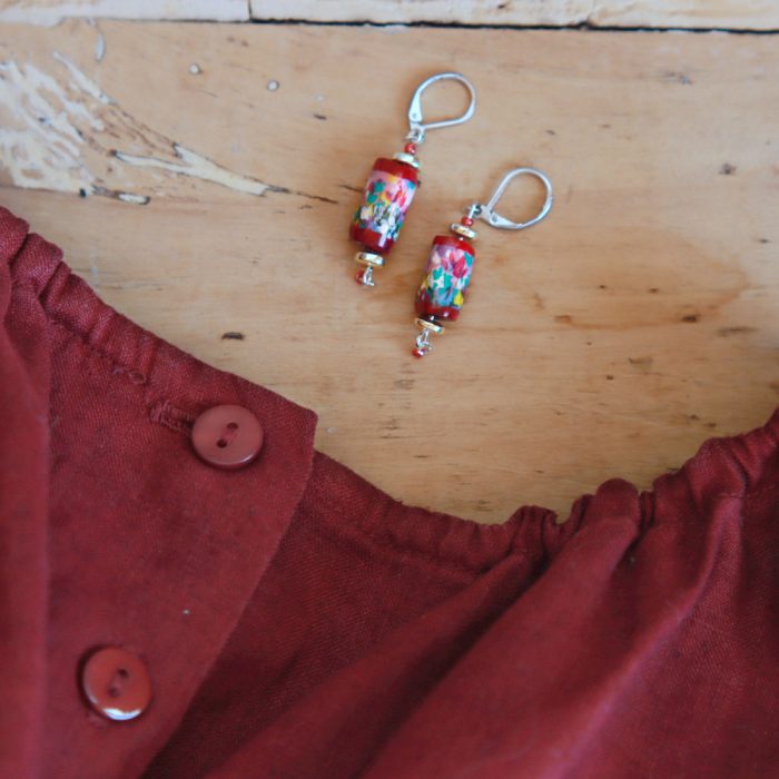 harmoniser-habits-bijoux-meme-couleurs-boucle-oreilles-rose-magenta-cerise-framboise